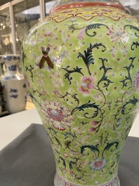 Un vase en porcelaine de Chine famille rose &agrave; fond de couleur vert lime, marque de Qianlong, 19/20&egrave;me